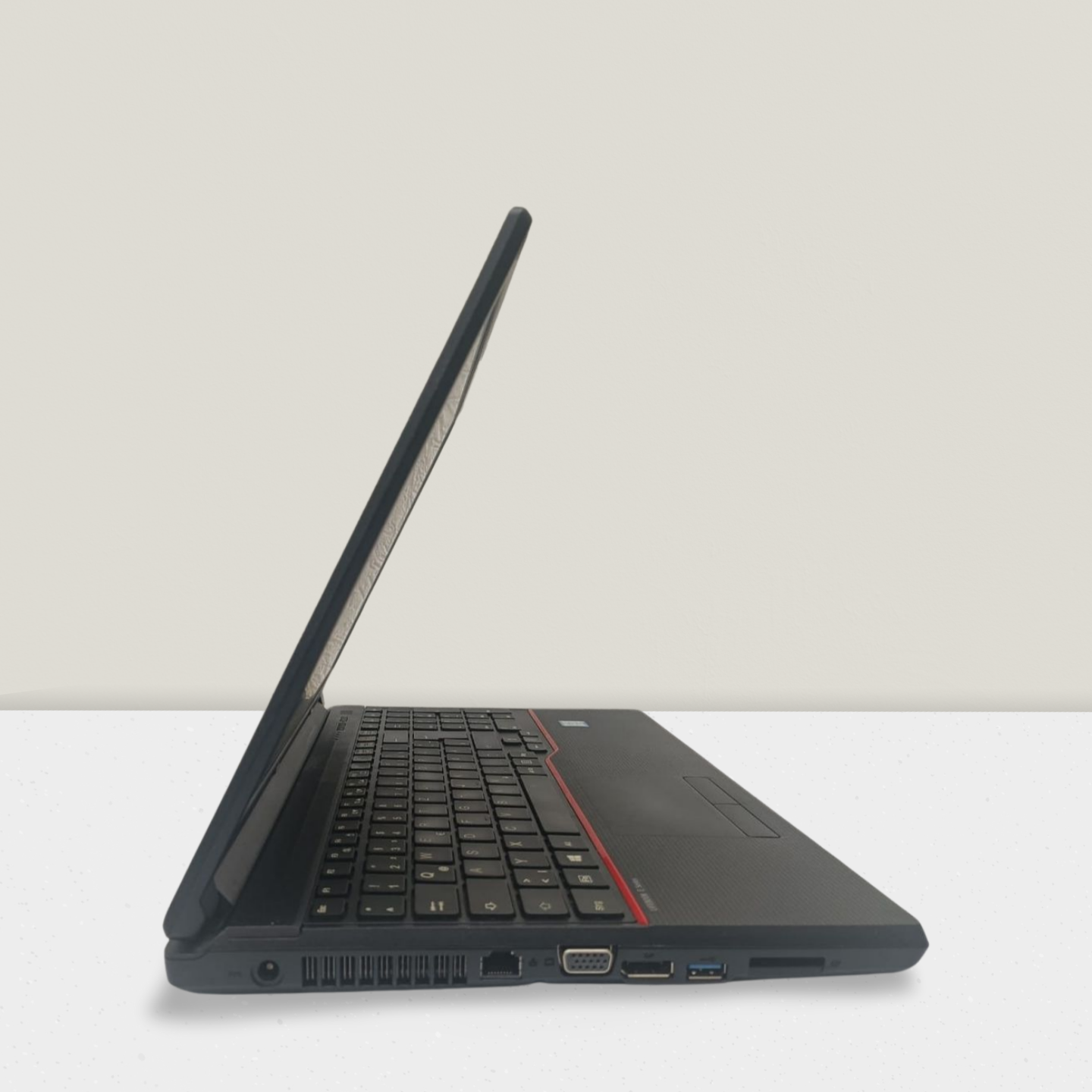 Fujitsu Lifebook E556 i5 8GB 240GB SSD 15,6" FHD Win 11 DE