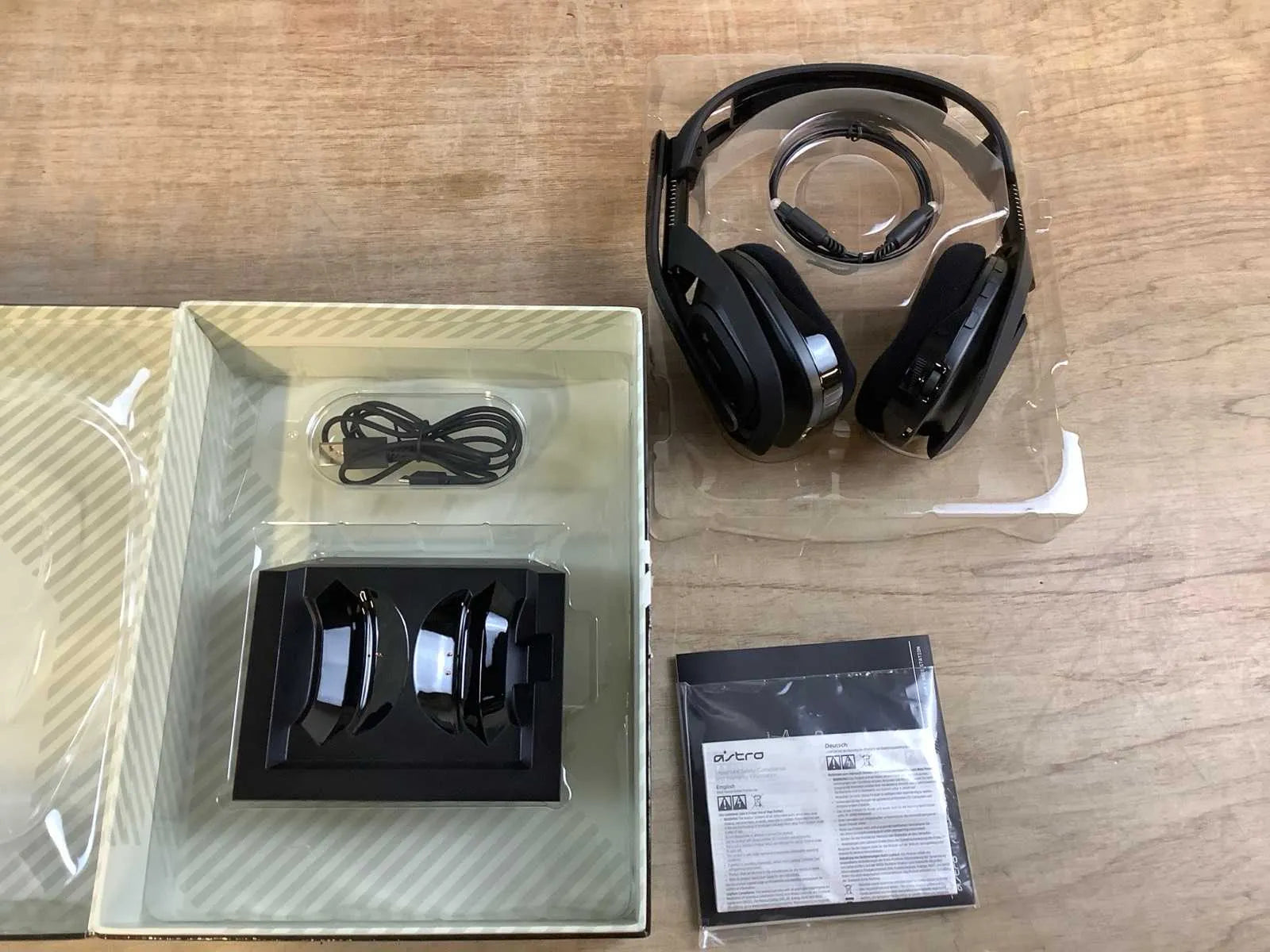 Logitech ASTRO A50, Wireless Gaming-Headset mit Ladestation für PS, PC, Mac OVP
