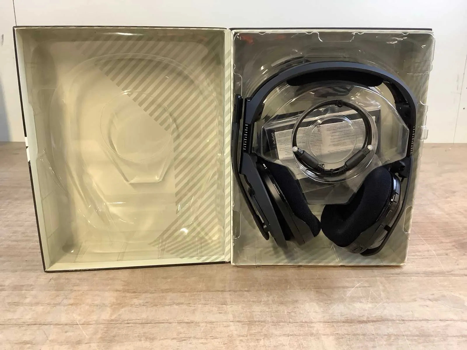 Logitech ASTRO A50, Wireless Gaming-Headset mit Ladestation für PS, PC, Mac OVP